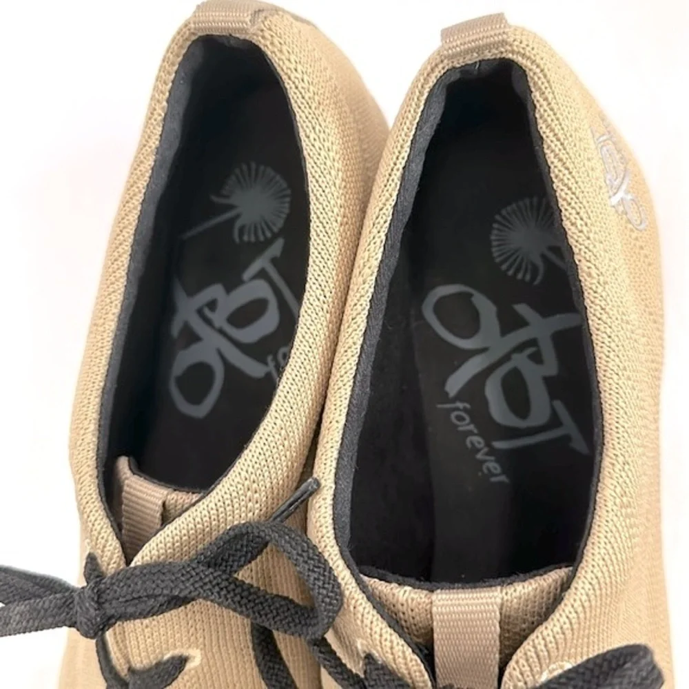 OTBT Wilna Sneaker in camel color Fabric Size 8.5